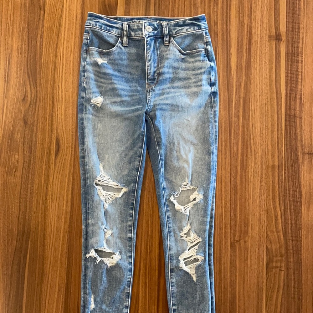 Distressed Super Hi-Rise Jegging